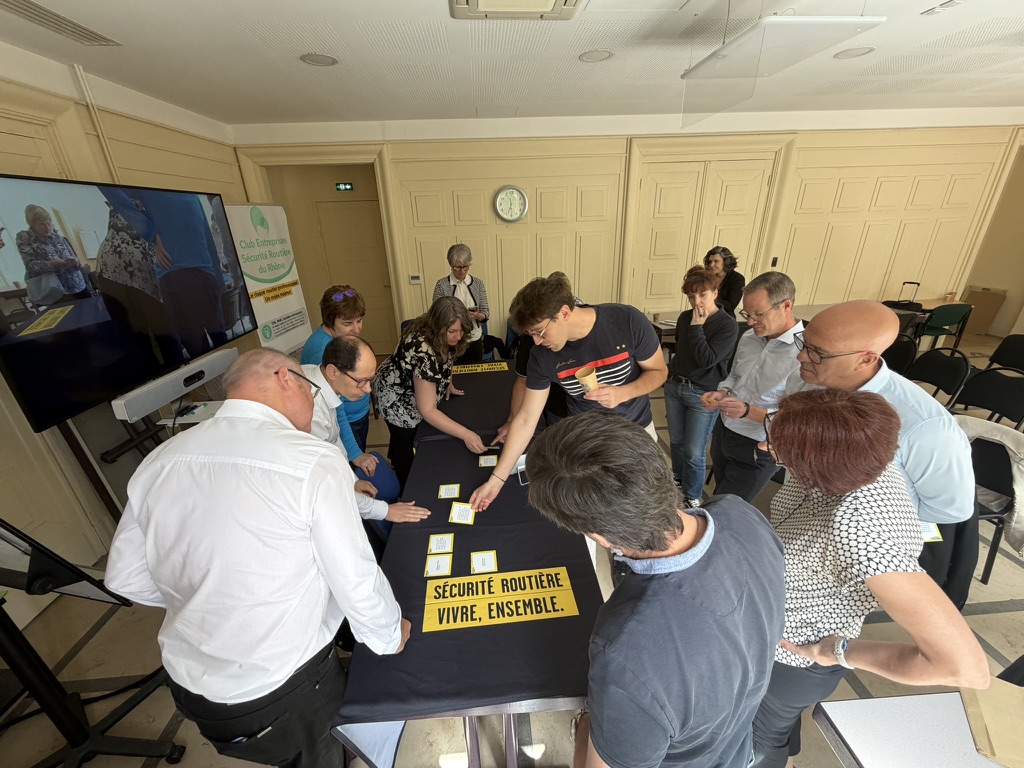 Atelier de démonstration de l'outil Mécanique d'un accident, autour de la table