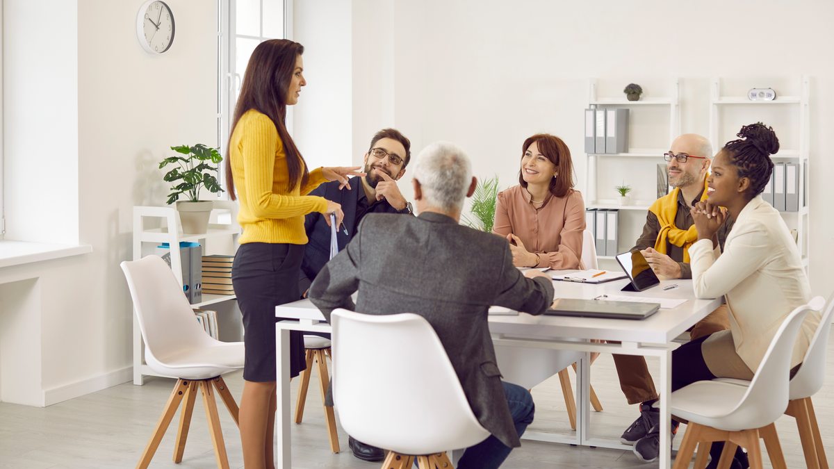 Réunion d'équipe autour d'une table dans un bureau : consultation du comité social et économique