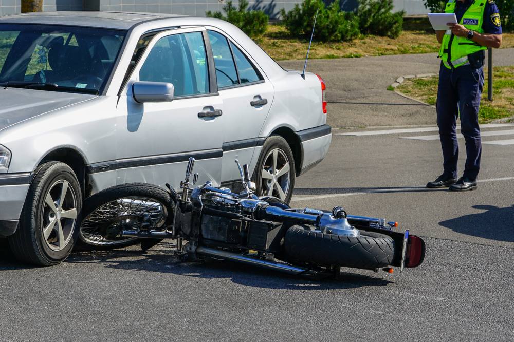 Collision entre une moto et une voiture en ville